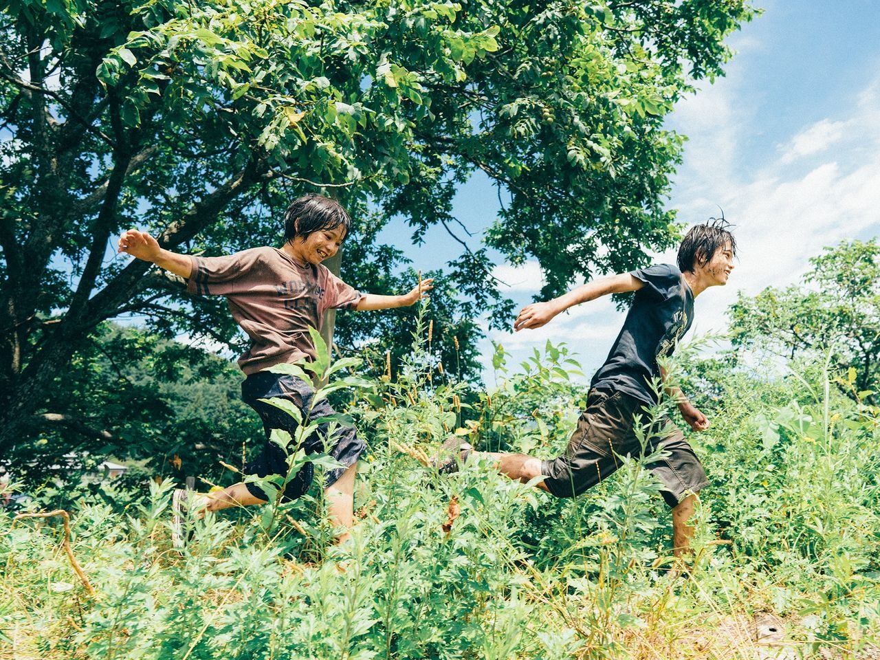 ميناتو (على اليمين، كوروكاوا سوويا) وزميله يوري (هيراغي هيناتا) (© لجنة إنتاج فيلم الوحش 2023)